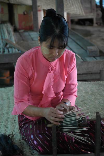 DSC_0519.JPG - weaving