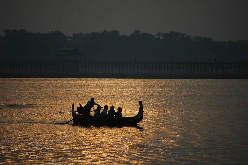 DSC_0612.JPG - U Bein's Bridge in the background