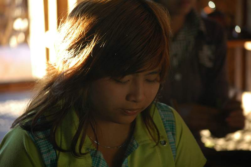 DSC_1336.JPG - girl concentrating on cheroot making