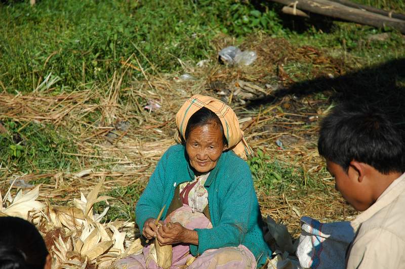 DSC_1476.JPG - husking corn in small village near Inle Lake