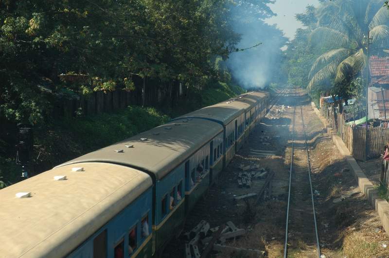DSC_1572.JPG - rare train in Yangon