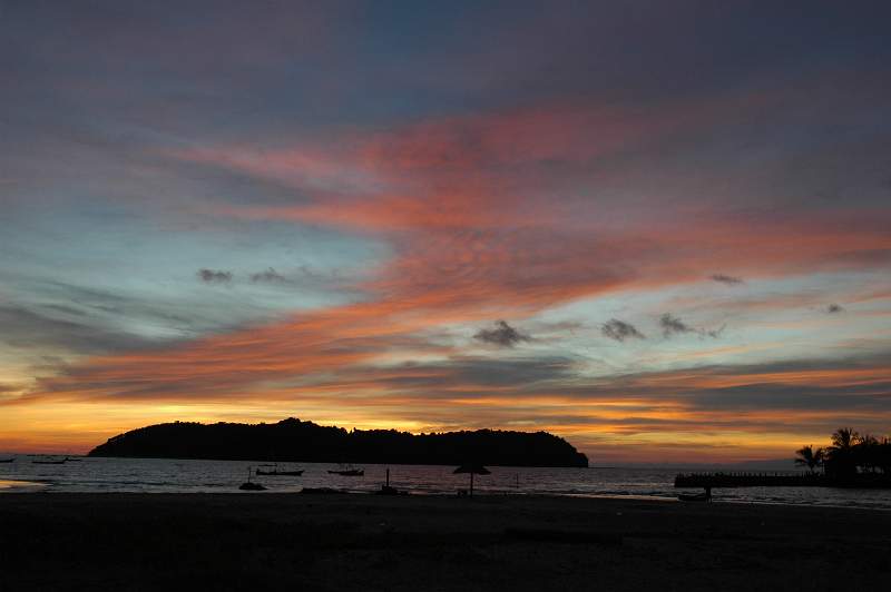DSC_9958.JPG - Beautiful sunset from our room on the Bay of Bengal.