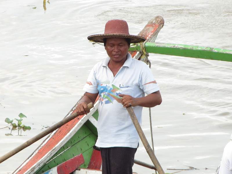 IMG_0662.JPG - Boatman in the delta region.