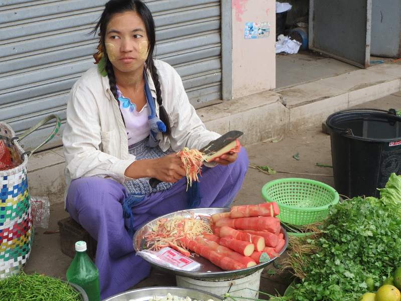 IMG_0701.JPG - Market seller